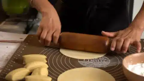 making round roti 750x422 1
