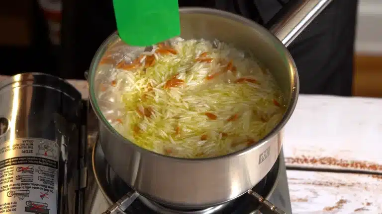 add water to rice bring it to boil