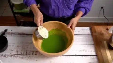 add flour to spinach puree 750x422 2