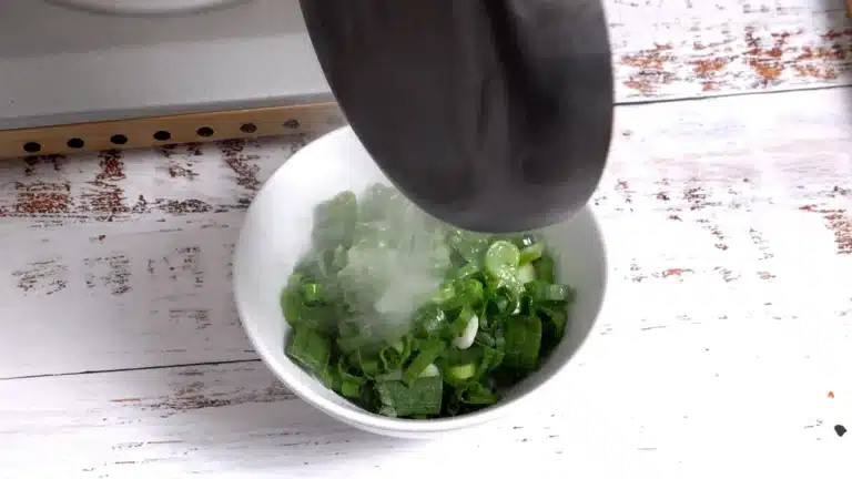 Hainanese chicken rice : hot oil spring onion for garnishing