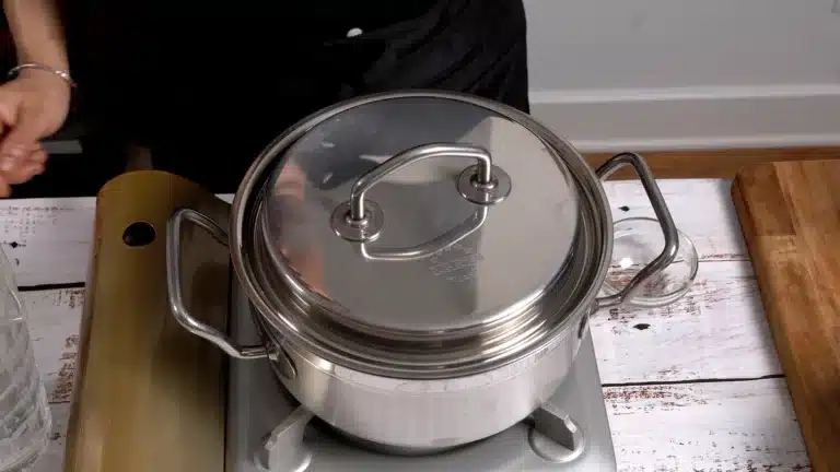 Hainanese chicken rice: cover the pot and cook on slow heat