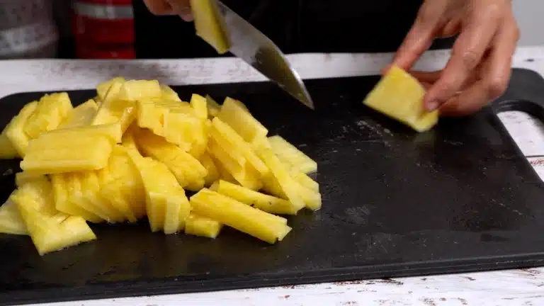 cut pineapple for kimchi