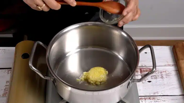 Hainanese chicken rice : saute ginger garlic
