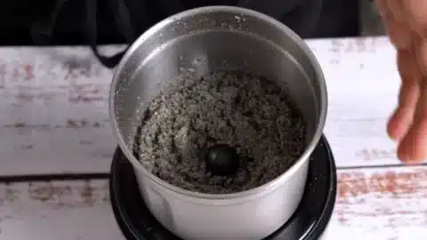 grind roasted black sesame into powder 750x422 1