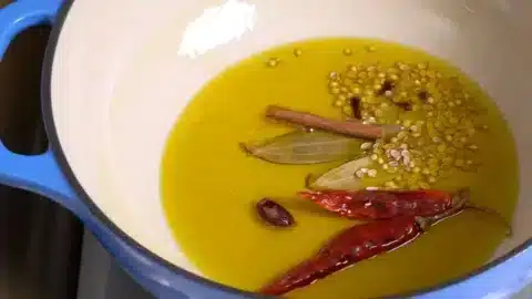 in a pot temper spices in hot oil 750x422 1