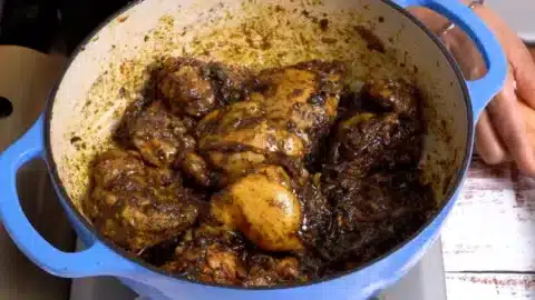 mix black sesame powder with chicken nicely 750x422 1
