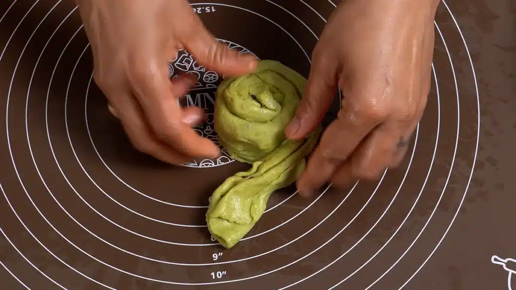 Oats Flaky Roti with Rich Taste of Basil (Taiwanese Inspired) fold dough in spiral shape