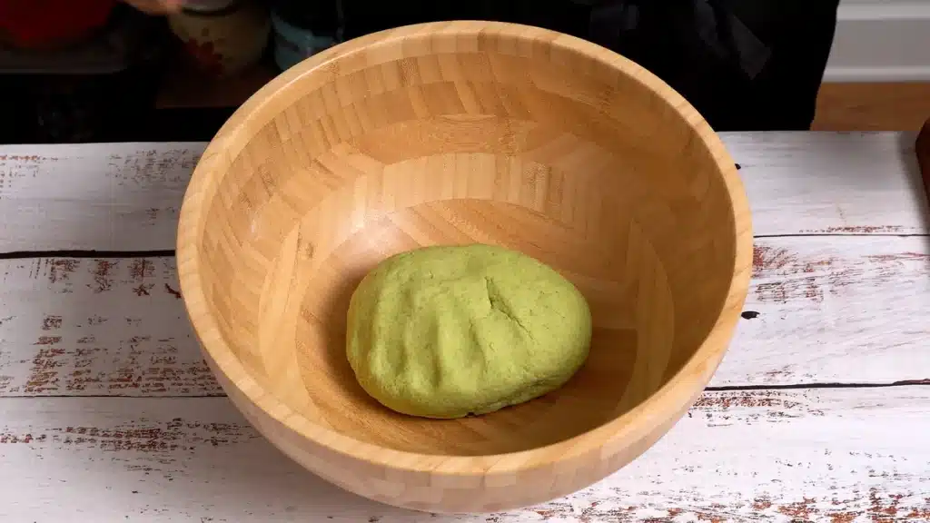 Oats Flaky Roti with Rich Taste of Basil (Taiwanese Inspired) make a smooth dough