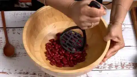 mash red beans in abowl 750x422 1