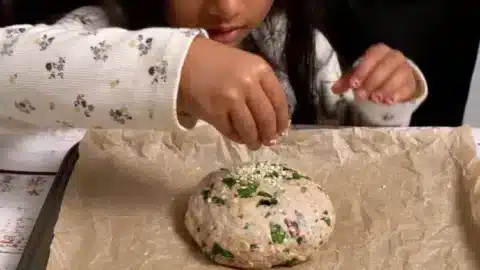 sprinle sesame on top of bun 750x422 1