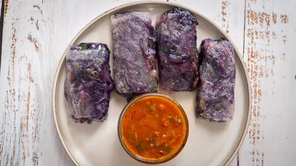 Rice Paper Dumplings - Healthy, Gluten-Free & Low-Carb rice paper dumpling filled with red cabbage with tomato dip