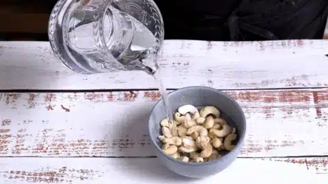 soak cashew in water