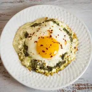 pesto feta omelette