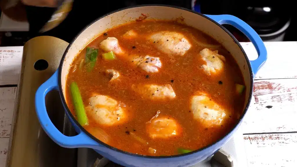 add chicken broth, fresh thyme and chicken in pot and bake it