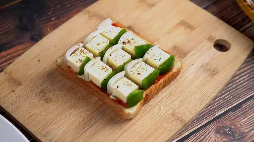 Crispy Bread Pizza (Ready in 10 Minutes!) arrange paneer, bell pepper, onion
