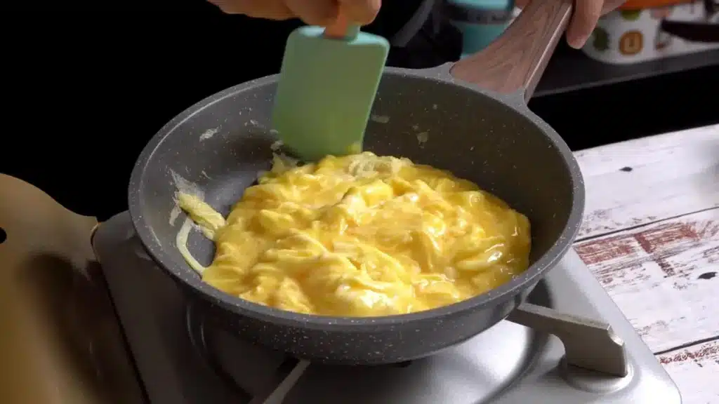 15 Min Dinner : Delicious Tomato Egg fry pour egg in pan and scramble it