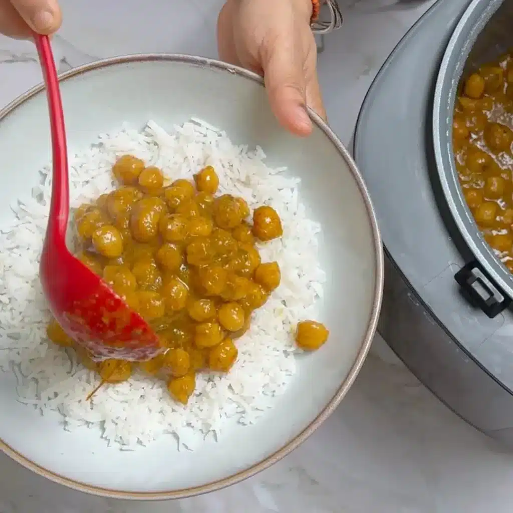 Slow Cooker Chickpea: Easy & Spiced Dinner Recipe serve with rice