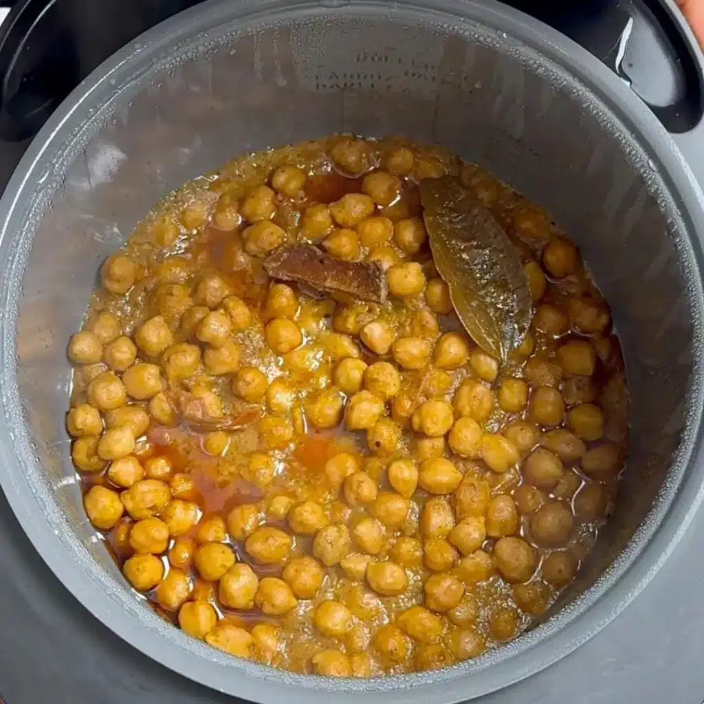 Slow Cooker Chickpea: Easy & Spiced Dinner Recipe slow cook for 3-4 hours