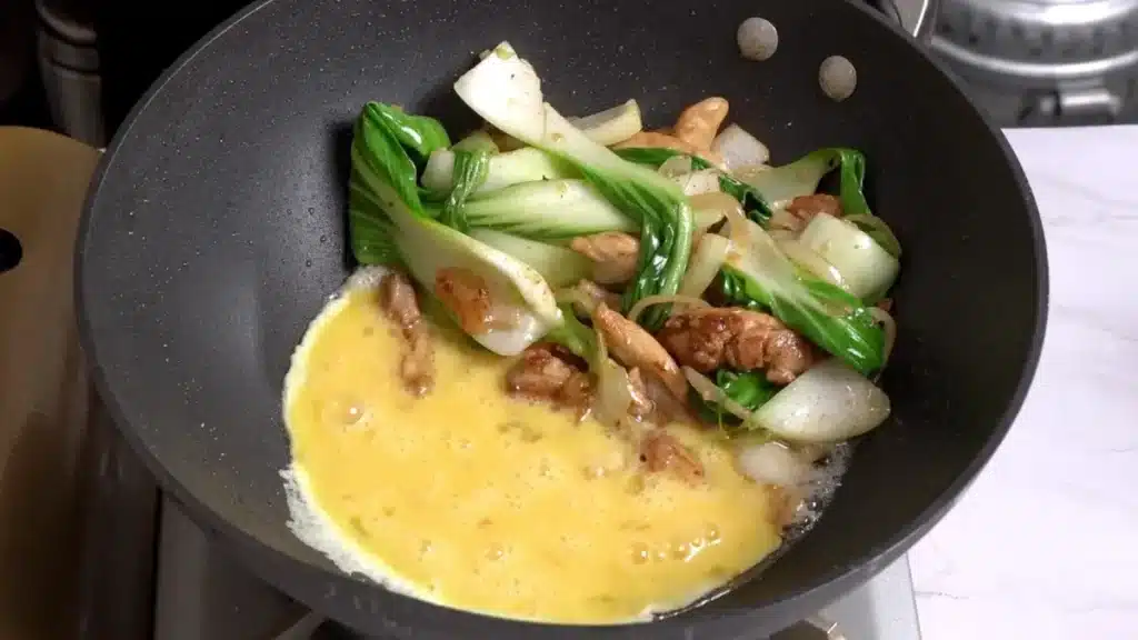 Chicken Thai Glass Noodles: Delicious & Quick 30-Min Recipe add veggies on 1 side and beaten egg on other side