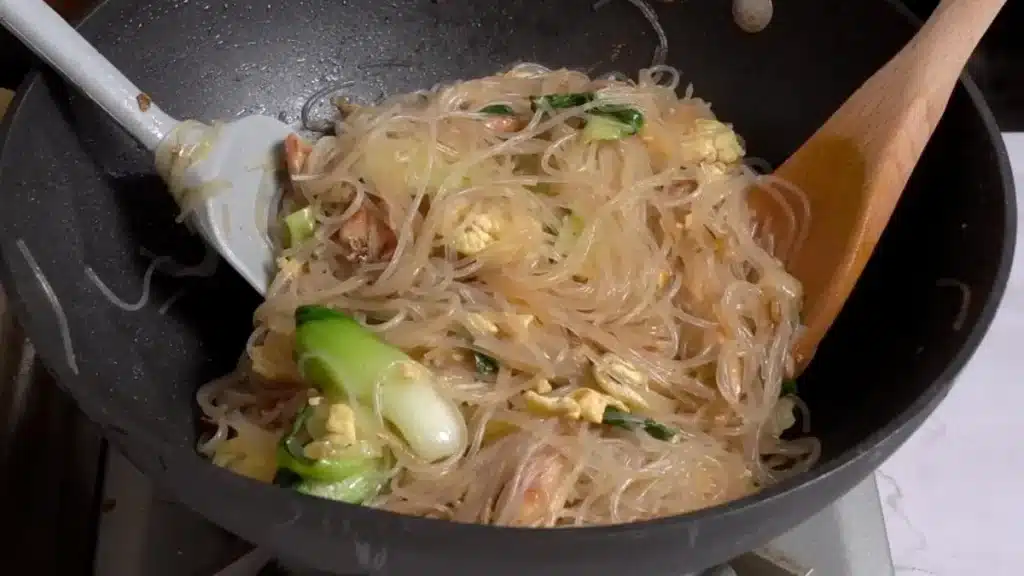Chicken Thai Glass Noodles: Delicious & Quick 30-Min Recipe gently mix