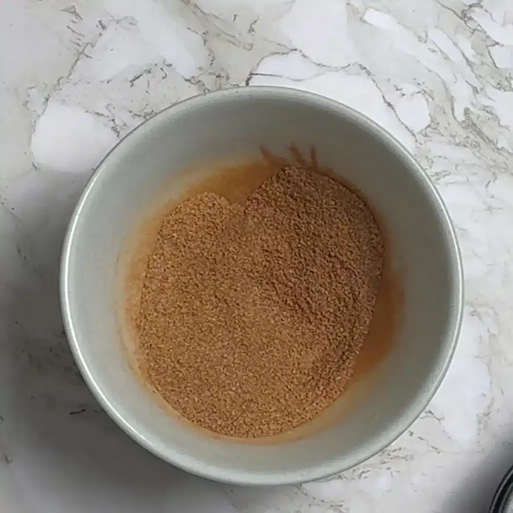 Cinnamon Muffins: #1 Easy & Quick Morning Treats mix cinnamon and sugar