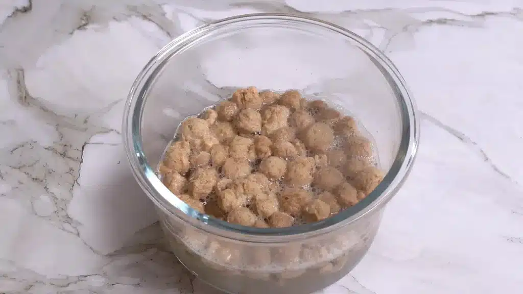 No Meat Thai Glass Noodles: Quick & Delicious 35-Min Recipe soak soya chunks for 10-15 mins with salt