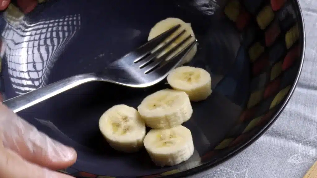 Banana Milk: Quick, Creamy & Easy Homemade Recipe remaning sliced banana in bowl