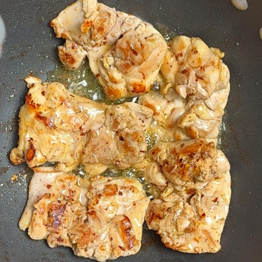 One Pan Spinach & Chicken Rice (Greek Inspired) heat a pan , add oil and roast the chicken until lightly brown
