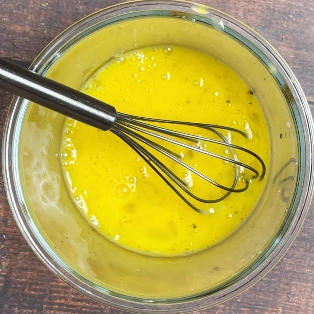 In a bowl beat the eggs with salt and pepper, then keep them aside.