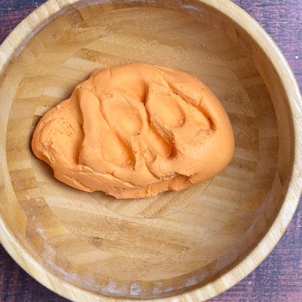add glutinous fice flour, mix and make smooth dough